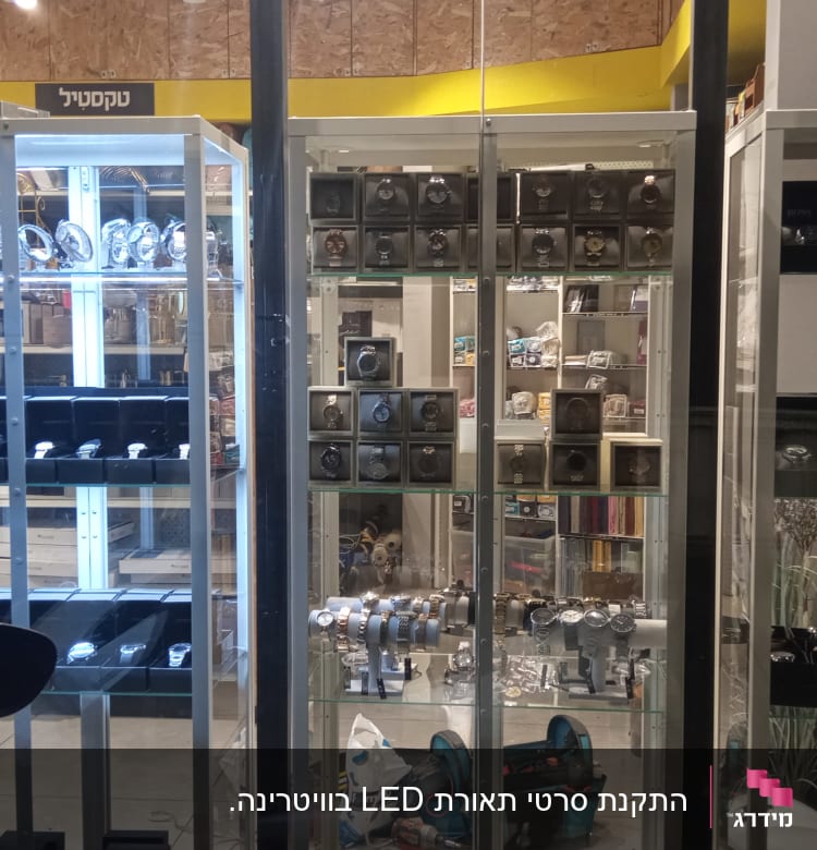 כלי עבודה חשמליים בתיק נשיאה פתוח